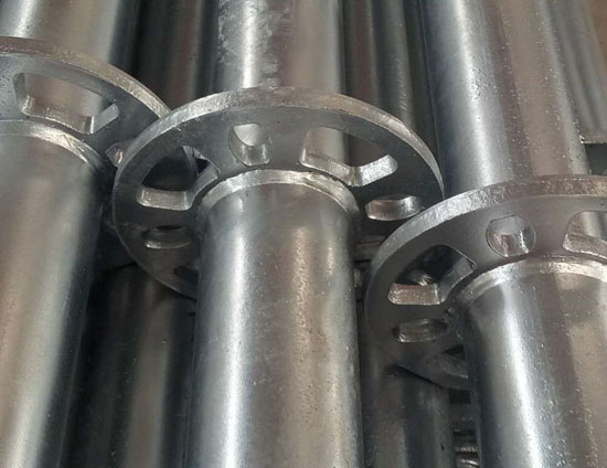 脚手架立杆组装：